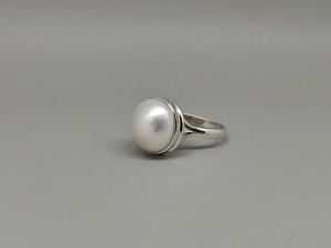 Sidabrinis žiedas su kultivuotu perlu - ZDM175