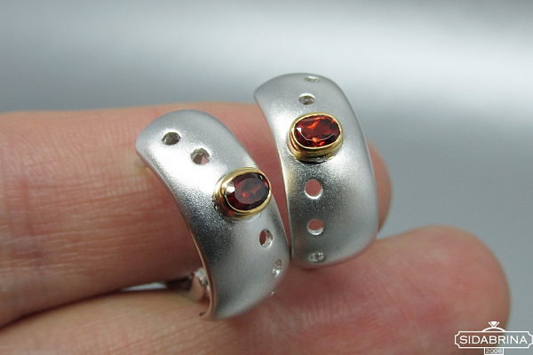 Auskarai su granatais - AUM844