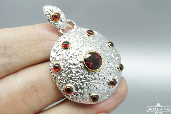 Pakabukas su granatais - PAM574