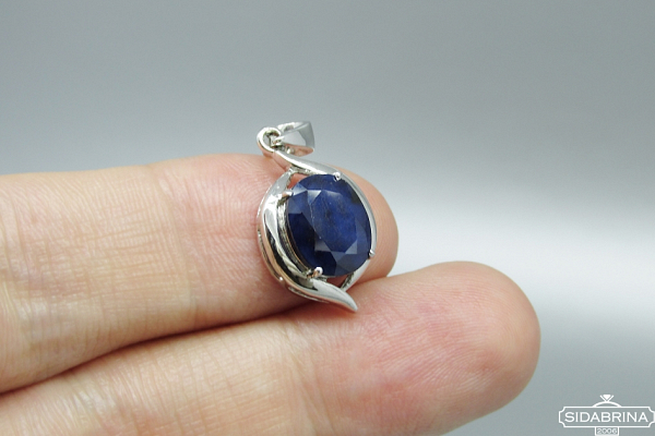 Pakabukas su korundu - PAM813