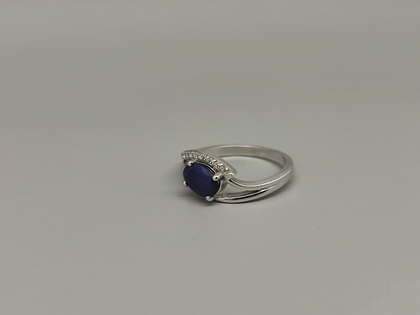 Sidabrinis žiedas su korundu - ZDM183