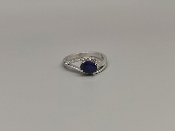 Sidabrinis žiedas su korundu - ZDM183