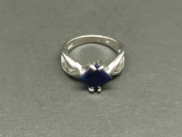 Žiedas su korundu - ZDM1599