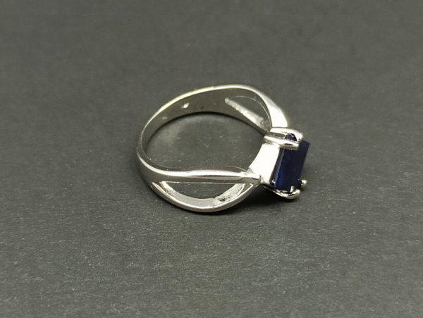 Žiedas su korundu - ZDM1599