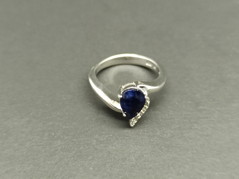 Žiedas su korundu - ZDM1610